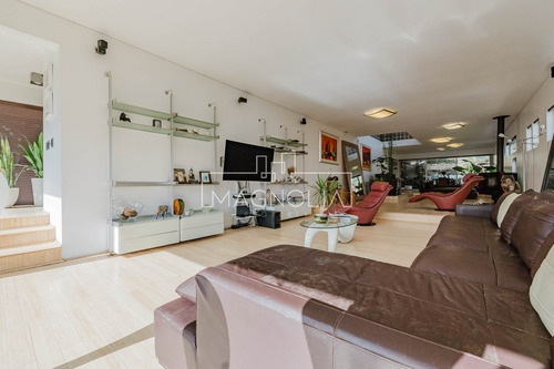 Casa En Venta De 5 Dorm. En Sector La Reserva Chicureo