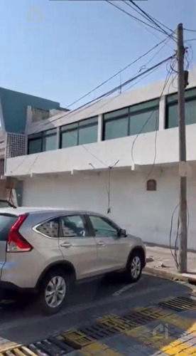 Edificio En Renta En El Centro De Veracruz, Es De Plantas Y Cuenta Con Baños Para Dama Y Cablleros