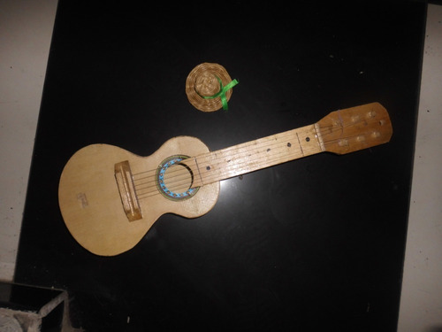 Vendo Ukelele De Madera En Mjuy Buen Estado Funciona Ok!! 35