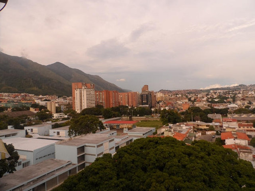 Venta De Amplio Apartamento En Los Ruices / Gc