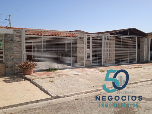 Imagen 1 de 13 de Moderna Casa En Alquiler