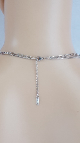 Collar Acero Inoxidable Plateado Multicapa Placa V