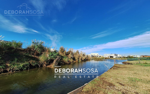 Casa En Venta En Barrio-el Canton -al Agua-zona Norte -a La Laguna-escobar
