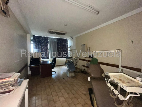 Ab Amplio Edificio Comercial Ubicado En Santa Rosa, Ideal Para Oficinas, Consultorios, Centro De Capacitación Y Una Variedad De Usos Comerciales. Valencia