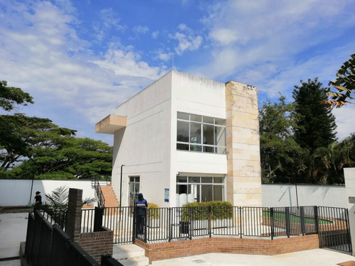 Apartamento Moderno En Condominio Campestre Altana, Barrio Pance. 131 M2, Piso 5, Ascensor, 2 Habitacioenes