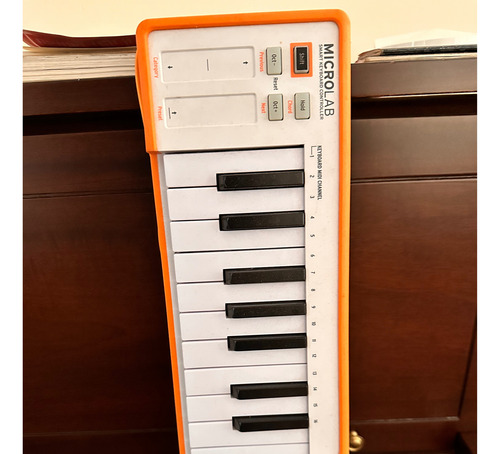 Controlador De Teclado Midi Usb Arturia Microlab Orange (Usado)