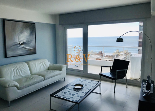 Venta De Apartamento Céntrico De Dos Dormitorios En El Corazón De La Península De Punta Del Este