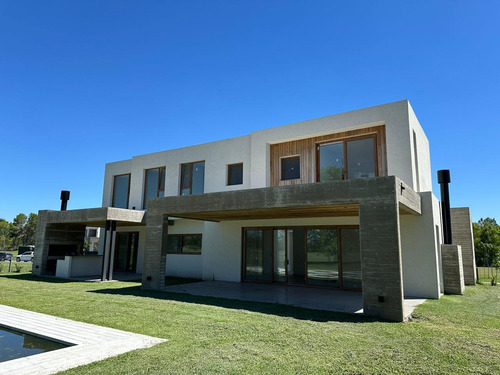 Casa En Venta - 4 Dormitorios 5 Baños - Cocheras - 387mts2 - El Milord, Pilar