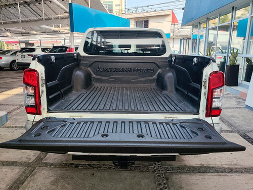 Mitsubishi L200 2.4 Cabina Doble 4x2 Mt