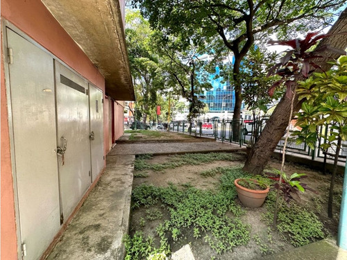 Venta De Edificio En El Rosal Con Espléndida Ubicación 734m2