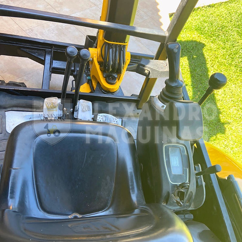 Imagem 6 de 6 de Mini Escavadeira Jcb 8026