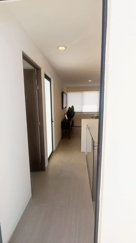 Casa En Venta Entre El Refugio Y Zibata, Estudio O 4ta Recamara, 3.5 Baños