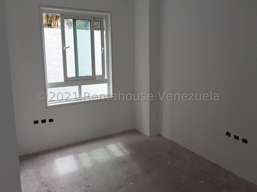 Imagen 13 de 26 de Mls #22-13462 Estupendo Pb De 214 M2, En Exclusivo Condominio De Lujo Ubicado En La Urbanización Las Mercedes. Consta De 104 M2 De Apartamento Más 110 M2 De Jardín. Afm.
