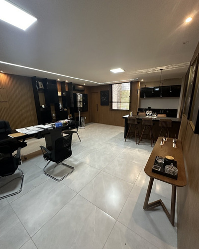 Prédio Comercial De 3 Andares Com 10 Salas E Galpão Moderno