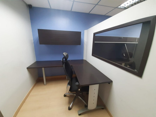 Imagen 7 de 17 de Plaza Venezuela Oficina Remodelada Y Con Muebles En Alquiler. Canon: 600 Cerca Del Metro 119m2 +6 Ofc Privadas, Sala Conferencia, Cocina, 2 Baños Y Más.