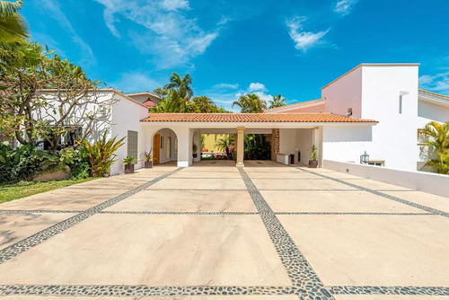 Casa De Lujo Con Jardín, Terraza, Pergola Y Alberca Privada,