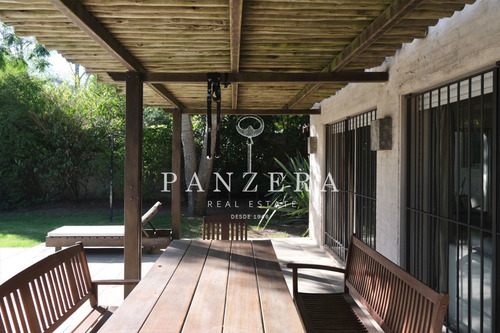 Imagen 23 de 26 de Casa De 5 Dormitorios Con Gran Jardín Y Piscina En Carrasco Sur