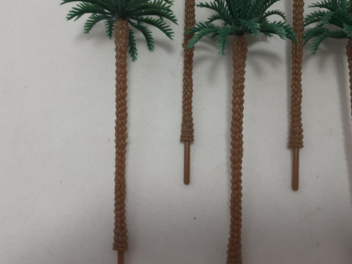 Imagen 5 de 6 de Nico 7 Palmeras Plasticas Tallo Fino 9 Cms Alto Ho (arv 35)