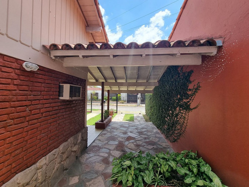 Casa En Venta 4 Amb Con Jardín Y Pileta. Padua