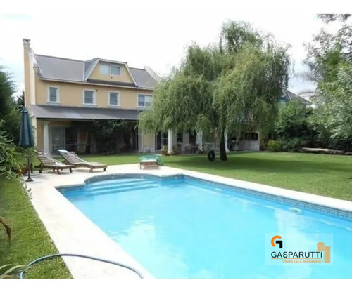 Casa En Venta En Barrio Septiembre, 5 Ambientes Con Pileta