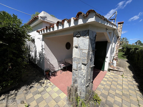 Casa Céntrica De 2 Dormitorios En Cuchilla Alta