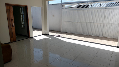 Casa De Esquina Com 3 Quartos (uma Suíte) E 2 Banheiros