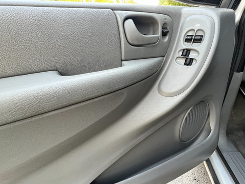 Imagen 11 de 25 de Chrysler Town Country 2005 Flamantísima