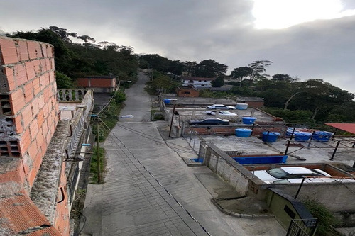 Ls Vende Terreno Con 75% Casa Construida El Junquito