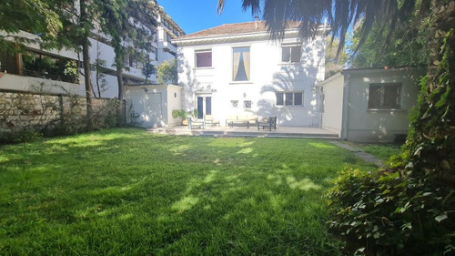 Venta De Hermosa Casa En Sector Residencial. Providencia.