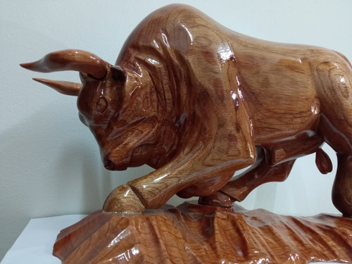 Imagen 2 de 3 de Toro De Casta Tallado En Madera Cedro (45x30 Aprox)