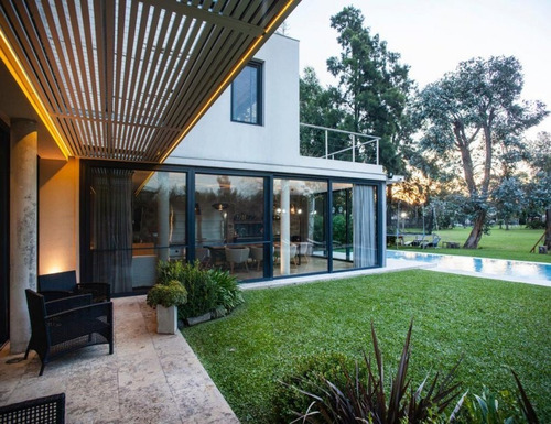 Imagen 7 de 30 de Venta Canning Barrio Privado Saint Thomas Este Espectacular Casa De Diseño Con 5 Dormitorios, 7 Baños, Quincho, Piscina Climatizada Y Parque! No Te La Pierdas!