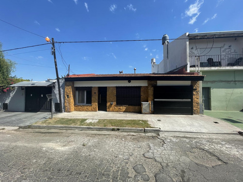 Casa En Venta - 2 Dormitorios 2 Baños - 206mts2 - Tolosa