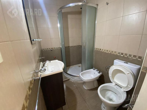Excelente Departamento En Venta De 2 Ambientes A La Calle Con Balcón Saliente.