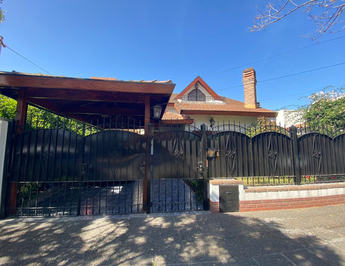 Venta Casa Hurlingham Iglesia 4 Dorm Jardín Quincho Pileta