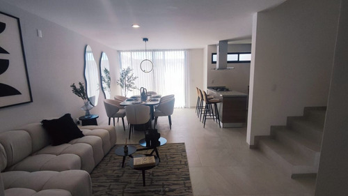 Casa En Venta Entre El Refugio Y Zibata, Estudio O 4ta Recamara, 3.5 Baños