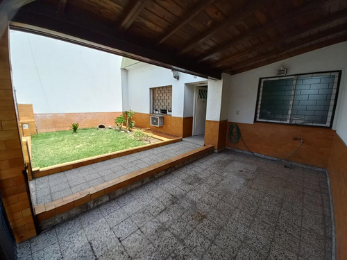 Casa 3 Ambientes, Garage, Patio Y Jardin. Monte Castro