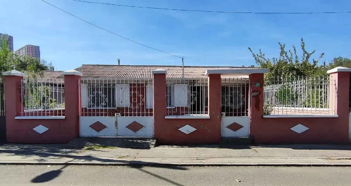 Imagen 2 de 18 de Amplia Casa En Pasaje Tranquilo Frente A Plaza