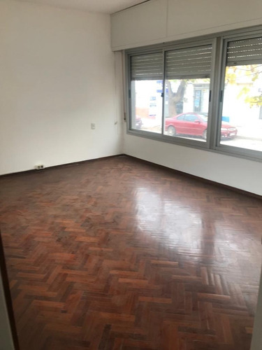 Imagen 4 de 15 de Excelente Ubicación A Metros De Plaza !! Moderna Y Amplia, 3 Dormitorios, 2 Baños, Garage, Parrillero. Para Uso Tanto De Casa Habitación, Instituto O Empresa!