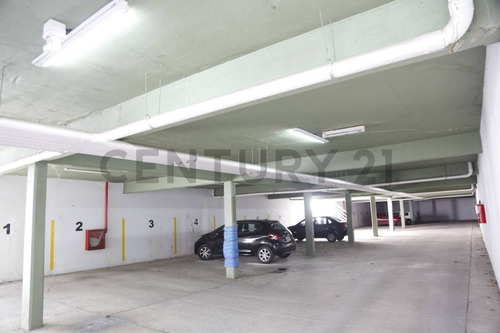 Venta De 1 Departamento Con Balcón Y Cochera En La Plata.