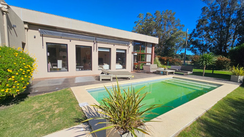 En Venta. Casa De 4 Ambientes Con Quincho Y Pileta. Haras Del Mar. Santa Clara Del Mar.