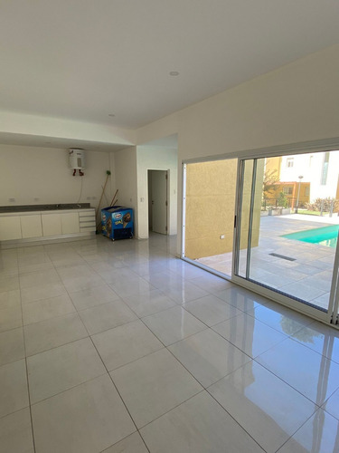 Imagen 16 de 16 de Hermoso Duplex Con Patio Y Cochera Cubierta.