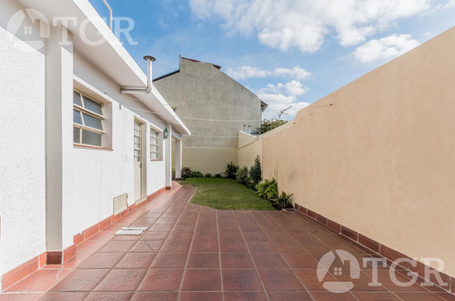 Cálida Casa En Lomas De Zamora Con Diseño Funcional Y Entorno Privilegiado