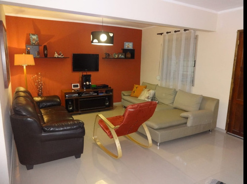 Vendo Amplio Apartamento Tipo Casa, 3 Dormitorios, Patio Con Parrillero, Playroom Y Cochera, Bajísimos Gc, Brazo Oriental.