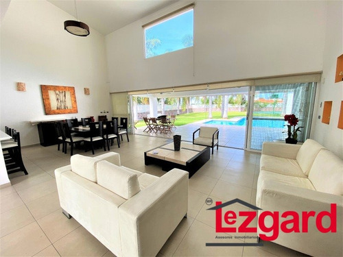 Excelente Residencia Diseñada Con Un Enfoque Moderno Y Funcional, Espacios Luminosos Y Abiertos Crean Una Atmósfera Acogedora En Cada Rincón