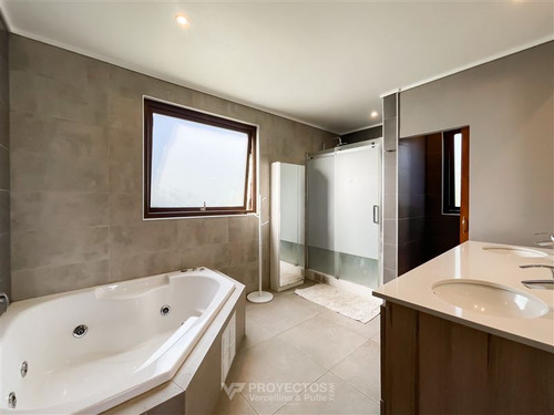 Casa En Venta De 5 Dorm. En Colina