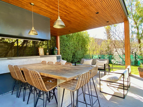 Se Vende Espectacular Casa En Condoinio / Con Novación