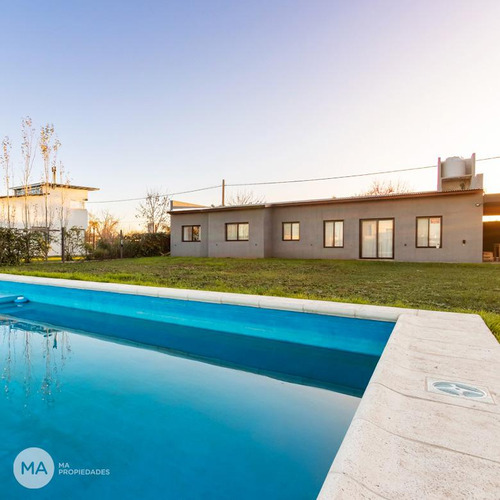 Casa  En Venta De 3 Dormitorios Con Jardín Y Pileta - Gral. Las Heras 1400 -  Funes Town