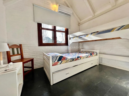 Casa En Venta De 2 Dormitorios En Barrio Privado Parque Pinares, Punta Del Este.
