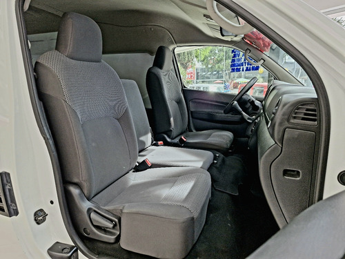 Nissan Urvan 4p Amplia L4/2.5 Man A/A P/Seg