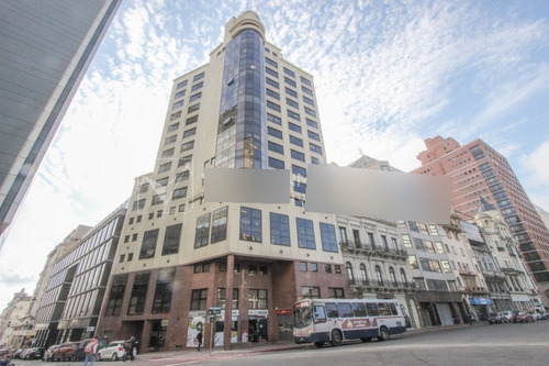 Imagen 1 de 25 de Alquiler De Oficina Doble, 5to Piso Al Frente, 60m2, Dos Entradas, Dos Baños, Sala De Reuniones De Uso Común, Plaza Independencia Esq Juncal, Entre El Centro Y La Ciudad Vieja